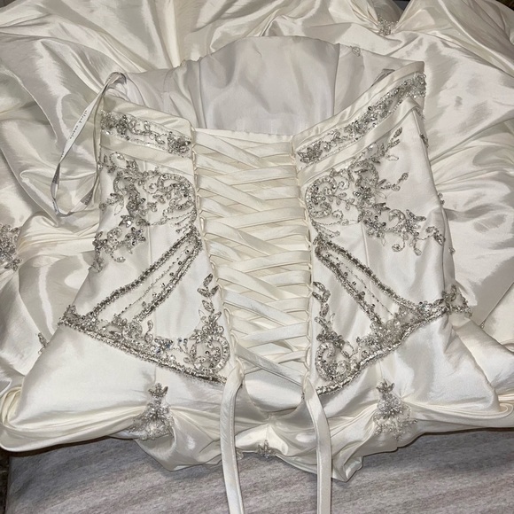 Alfred Angelo Wedding Gown in Ivory - Picture 3 of 11